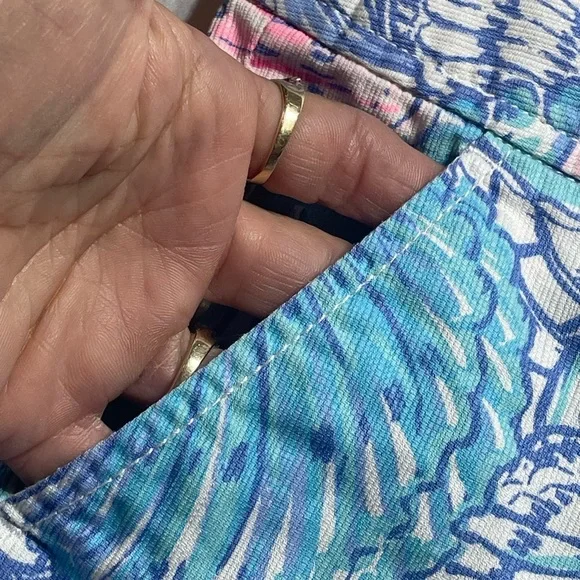 LILLY PULITZER "WALSH"
BLUE SHELL TO RAISE HAVEN
SHORTS SIZE- 00 - Picture 10 of 15